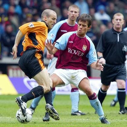 Lee Hendrie (re., Aston Villa) gegen Alex Rae (Wolverhampton) Fußball Herren English Premier League 2003 2004, Wolverhampton Wanderers FC - Aston Villa FC 0:4, Wolves, Vdig Gruppe Wolverhampton Dynamik,