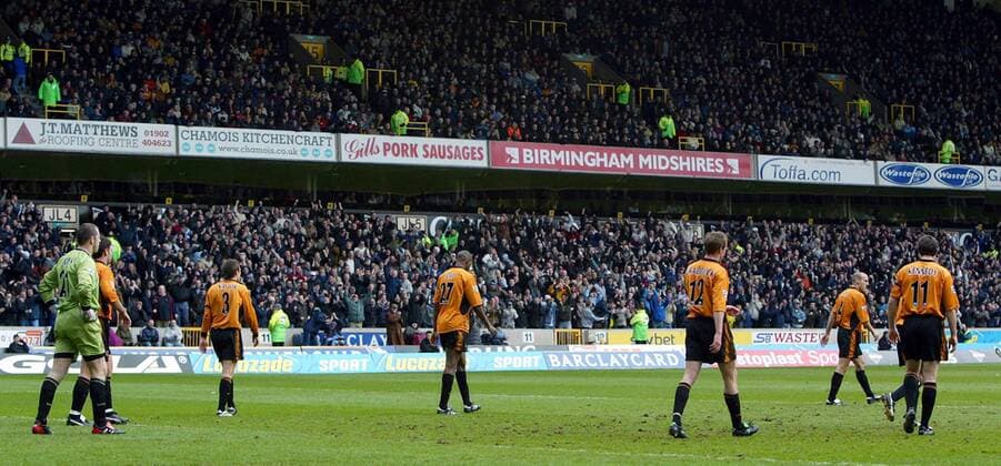 Wolverhampton enttäuscht - ob eines erneuten Gegentreffers laufen die Spieler mit hängenden Köpfen über das Feld Fußball Herren English Premier League 2003 2004, 1. Englische Liga, Wolverhampton Wanderers FC, Wolves, Vdig Totale Wolverhampton Enttäuschung,