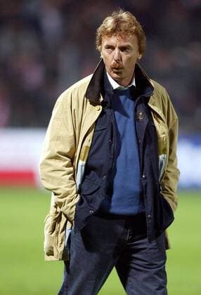 Nationaltrainer Zbigniew Boniek (Polen) pfeift vergnügt vor sich hin - NOT TO BE PUBLISHED IN POLAND Fußball Länderspiel Herren Freundschaftsspiel 2002, Länderspiel, Nationalmannschaft, Nationalteam Einzelbild Ostrowiec
