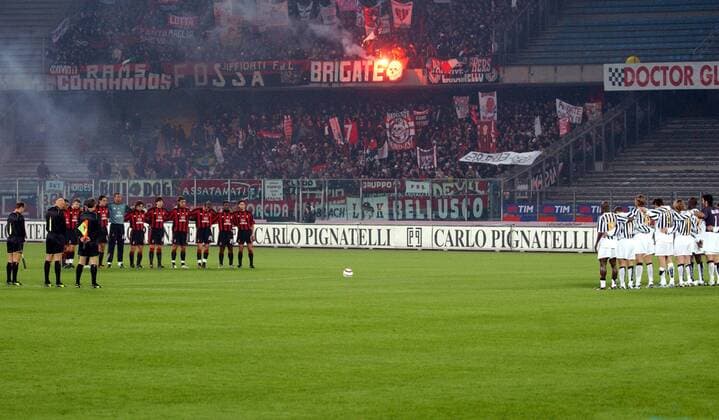 Schweigeminute vor dem Spiel - als Reaktion auf die Terroranschläge in Spaniens Hauptstadt gedenken Spieler und Fans den Opfern Fußball Herren Serie A 2003 2004, 1. Italienische Liga, Juventus Turin - AC Mailand 1:3, Juve Totale Turin