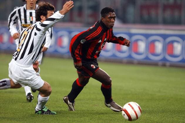 Clarence Seedorf (Milan, re.) am Ball Fußball Herren Serie A 2003 2004, 1. Italienische Liga, Juventus Turin - AC Mailand 1:3, Juve Gruppe Turin Dynamik,