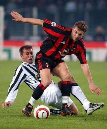 Andrej Schewtschenko (Milan, re.) setzt sich gegen Antonio Conte (Juventus) durch Fußball Herren Serie A 2003 2004, 1. Italienische Liga, Juventus Turin - AC Mailand 1:3, Juve Gruppe Turin Dynamik, Kampf,