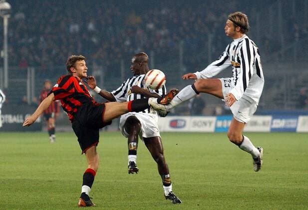 Nicola Legrottaglie (re.) und Stephane Appiah (beide Juventus) gegen Andrej Schewtschenko (Milan, li.) Fußball Herren Serie A 2003 2004, 1. Italienische Liga, Juventus Turin - AC Mailand 1:3, Juve Gruppe Turin Dynamik, Kampf,