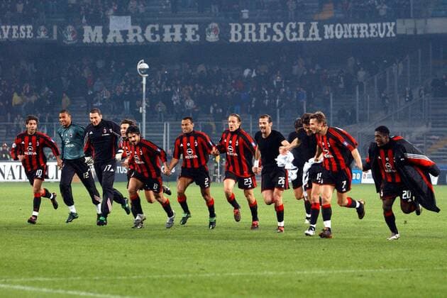 Schlussjubel Milan v.li.: Rui Costa, Torwart Dida, Ersatztorwart Abbiati, Andra Pirlo, Genaro Gattuso, Cafu, Massimo Ambrosini, Pancaro, Andriy Schewtschenko und Clarence Seedorf Fußball Herren Serie A 2003 2004, 1. Italienische Liga, Turin - AC Mailand 1:3 Totale Turin Freude, Begeisterung,