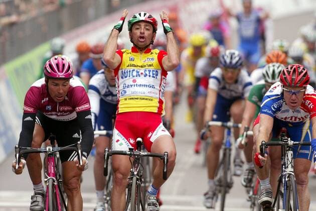 Paolo Bettini (Italien Quick Step Davitamon, Mitte) vor Erik Zabel (Deutschland T Mobile, li.) und Stuart O Grady (Australien Cofidis, re.) Radsport Herren 39. Tirreno - Adriatico 2004, Straßenradsport, Straße, Rad Gruppe 6. Etappe Monte San Pietrangeli - Torre San Patrizio Freude, Begeisterung,