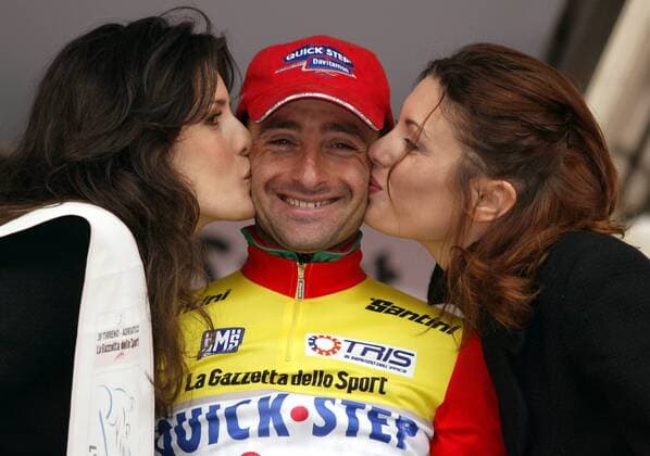 Etappensieger Paolo Bettini (Italien Quick Step Davitamon) erhält den Siegerkuß Radsport Herren 39. Tirreno - Adriatico 2004, Straßenradsport, Straße, Rad Gruppe 6. Etappe Monte San Pietrangeli - Torre San Patrizio Freude, Begeisterung,