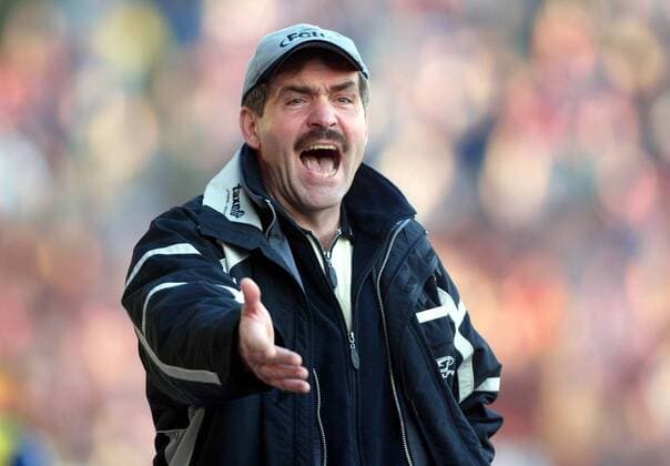 Trainer Mirko Votava (Union) schreit seine Unzufriedenheit heraus Fußball 2. BL Herren Saison 2003 2004, 1. FC Union Berlin Einzelbild Berlin Enttäuschung, Verzweiflung,
