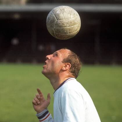 Uwe Seeler (HSV) jongliert den Ball auf seinem Kopf Fußball 1. BL Herren DEUTSCHSPRACHIGE SPORTZEITSCHRIFTEN UND -ZEITUNGEN NUR NACH RÜCKSPRACHE, Saison 1968 1969 Einzelbild Hamburg