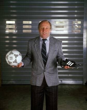 Uwe Seeler präsentiert als Repräsentant und Generalbevollmächtigter von Adidas den offiziellen Spielball der Weltmeisterschaft 1986 Azteca und dem World Cup Fußballschuh Fußball WM Herren DEUTSCHSPRACHIGE SPORTZEITSCHRIFTEN UND -ZEITUNGEN NUR NACH RÜCKSPRACHE, Zweitkarriere 1986 Einzelbild Aufnahmedatum geschätzt, Mitarbeiter Hamburg, Equipment, Ausrüstung, Sportgerät