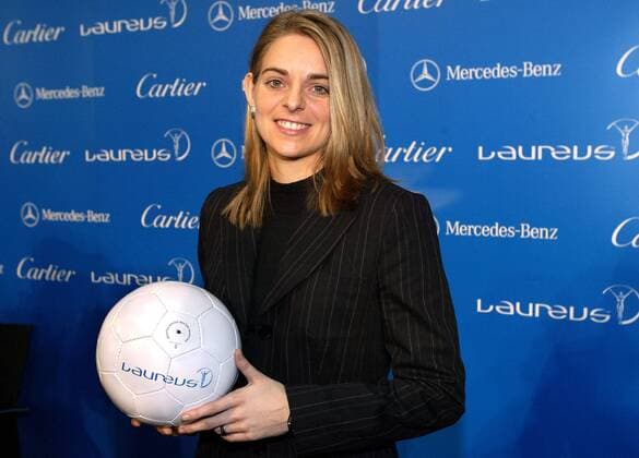 Nia Künzer (Deutschland) als Vertreterin der Fußball-Nationalmannschaft der Damen freut sich über die Nominierung zur Mannschaft des Jahres Fußball Herren Laureus World Sports Award 2004, Nominierung, Sportlerwahl, Pressekonferenz, PK, Pressetermin Einzelbild Sportoscar, Award, Awards, Sport, Sports Berlin