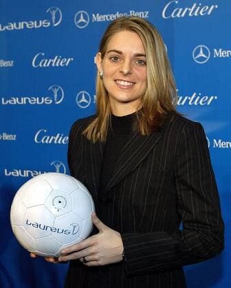 Nia Künzer (Deutschland) als Vertreterin der Fußball-Nationalmannschaft der Damen freut sich über die Nominierung zur Mannschaft des Jahres Fußball Herren Laureus World Sports Award 2004, Nominierung, Sportlerwahl, Pressekonferenz, PK, Pressetermin Einzelbild Sportoscar, Award, Awards, Sport, Sports Berlin Freude,