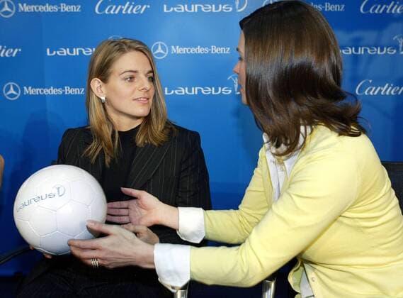 Jurymitglied Katarina Witt (li.) möchte auch einmal den Ball von Nia Künzer (beide Deutschland) in Händen halten Fußball Damen Laureus World Sports Award 2004, Nominierung, Sportlerwahl, Pressekonferenz, PK, Pressetermin Gruppe Sportoscar, Award, Awards, Sport, Sports Berlin