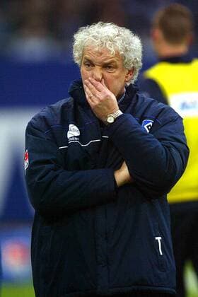 Trainer Klaus Toppmöller (HSV) nachdenklich Fußball 1. BL Herren Saison 2003 2004, Hamburger SV Einzelbild Hamburg Nachdenklichkeit, Skepsis,