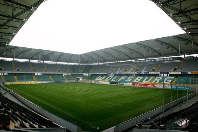 Leere Volkswagen Arena mit dem Namenszug des Vereins auf den Rängen Fußball 1. BL Herren Saison 2003 2004, VfL Wolfsburg Totale VolkswagenArena Wolfsburg Leere,