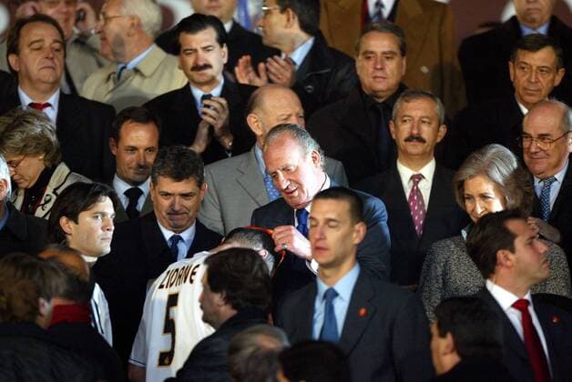 König Juan Carlos von Spanien (Mitte) überreicht Zinedine Zidane (Real Madrid) die Medaille zur Erinnerung an die Endspielteilnahme, li. Königin Sofia von Spanien Fußball Herren Copa del Rey 2003 2004, Spanischer Pokal, CF Real Madrid Totale Pokalspiel Barcelona  
