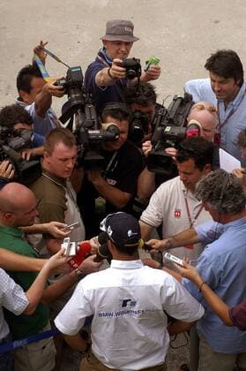 Juan Pablo Montoya (Kolumbien BMW-Williams) im Blickpunkt der Medien Motorsport Grand Prix Herren Großer Preis von Malaysia 2004, Formel 1 Weltmeisterschaft, F1, F, GP, WM, Vdig Totale Sepang Kuala Lumpur