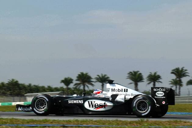 Kimi Räikkönen (Finnland McLaren-Mercedes) in seinem Boliden unter Palmen Motorsport Grand Prix Herren Großer Preis von Malaysia 2004, Formel 1 Weltmeisterschaft, F1, F, GP, WM, Vdig Einzelbild Sepang Kuala Lumpur Dynamik,