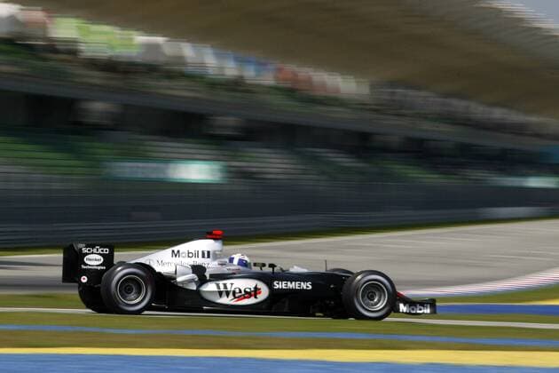 David Coulthard (Schottland McLaren-Mercedes) rast in seinem Boliden an der Tribüne vorbei Motorsport Grand Prix Herren Großer Preis von Malaysia 2004, Formel 1 Weltmeisterschaft, F1, F, GP, WM, Vdig Einzelbild Sepang Kuala Lumpur Dynamik,