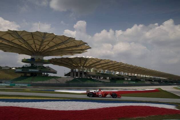 Freies Training zum GP Malaysia: Michael Schumacher (Deutschland Ferrari) rast in seinem Boliden an der leeren Haupttribüne vorbei Motorsport Grand Prix Herren Großer Preis von Malaysia 2004, Formel 1 Weltmeisterschaft, F1, F, GP, WM, Vdig Totale Sepang Kuala Lumpur Dynamik,