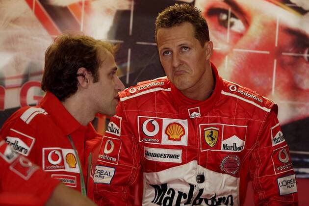 Michael Schumacher (Deutschland, re.) im Gespräch mit Testfahrer Luca Badoer (Italien, beide Ferrari) Motorsport Grand Prix Herren Großer Preis von Malaysia 2004, Formel 1 Weltmeisterschaft, F1, F, GP, WM, Vdig Gruppe Sepang Kuala Lumpur Nachdenklichkeit,