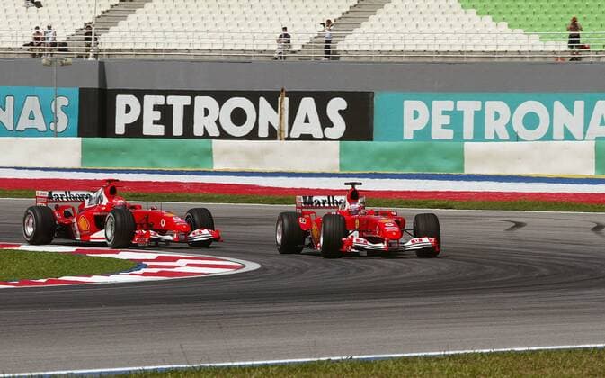 Rubens Barrichello (Brasilien) in seinem Boliden vor Michael Schumacher (Deutschland, beide Ferrari) Motorsport Grand Prix Herren Großer Preis von Malaysia 2004, Formel 1 Weltmeisterschaft, F1, F, GP, WM, Vdig Gruppe Sepang Kuala Lumpur