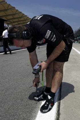 McLaren-Mercedes-Mechaniker misst die Asphalttemperatur Motorsport Grand Prix Herren Großer Preis von Malaysia 2004, Formel 1 Weltmeisterschaft, F1, F, GP, WM Einzelbild Sepang Kuala Lumpur