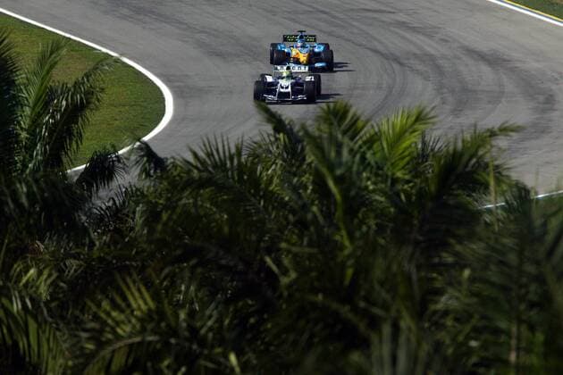 Im Palmenhain: Ralf Schumacher (Deutschland BMW-Williams) vor Fernando Alonso (Spanien Renault) Motorsport Grand Prix Herren Großer Preis von Malaysia 2004, Formel 1 Weltmeisterschaft, F1, F, GP, WM Totale Sepang Kuala Lumpur