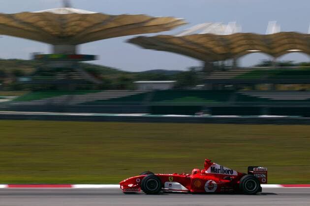 Michael Schumacher (Deutschland Ferrari) flitzt an der Haupttribüne vorbei Motorsport Grand Prix Herren Großer Preis von Malaysia 2004, Formel 1 Weltmeisterschaft, F1, F, GP, WM Totale Sepang Kuala Lumpur Dynamik,