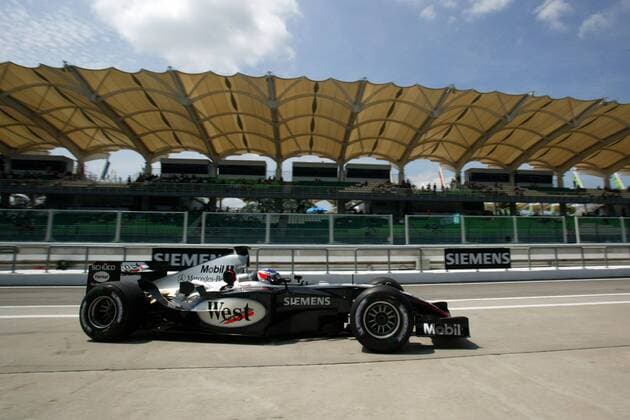 Kimi Räikkönen (Finnland McLaren-Mercedes) mit seinem Boliden in der Boxengasse Motorsport Grand Prix Herren Großer Preis von Malaysia 2004, Formel 1 Weltmeisterschaft, F1, F, GP, WM Totale Sepang Kuala Lumpur