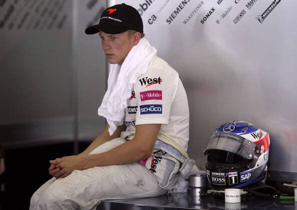 Kimi Räikkönen (Finnland McLaren-Mercedes) nachdenklich in der Box Motorsport Grand Prix Herren Großer Preis von Malaysia 2004, Formel 1 Weltmeisterschaft, F1, F, GP, WM Einzelbild Sepang Kuala Lumpur Nachdenklichkeit,