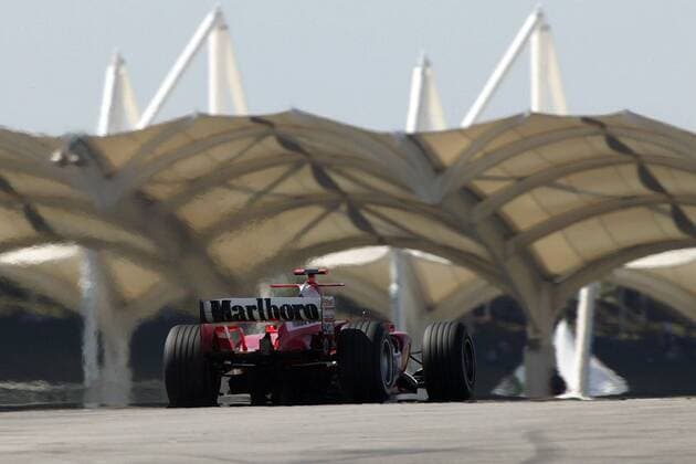Michael Schumacher (Deutschland Ferrari) fährt seinen Boliden unter das Tribünendach Motorsport Grand Prix Herren Großer Preis von Malaysia 2004, Formel 1 Weltmeisterschaft, F1, F, GP, WM Totale Sepang Kuala Lumpur