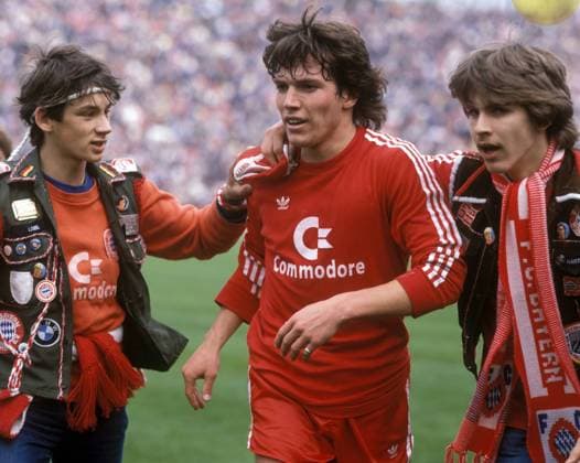 Lothar Matthäus (Bayern) mit Begleitschutz zweier Fans Fußball 1. BL Herren DEUTSCHSPRACHIGE SPORTZEITSCHRIFTEN UND -ZEITUNGEN NUR NACH RÜCKSPRACHE, Saison 1984 1985 Gruppe München