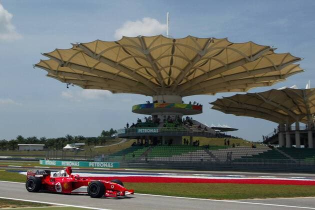 Michael Schumacher (Deutschland Ferrari) fährt an der Haupttribüne vorbei Motorsport Grand Prix Herren Großer Preis von Malaysia 2004, Formel 1 Weltmeisterschaft, F1, F, GP, WM Totale Sepang Kuala Lumpur