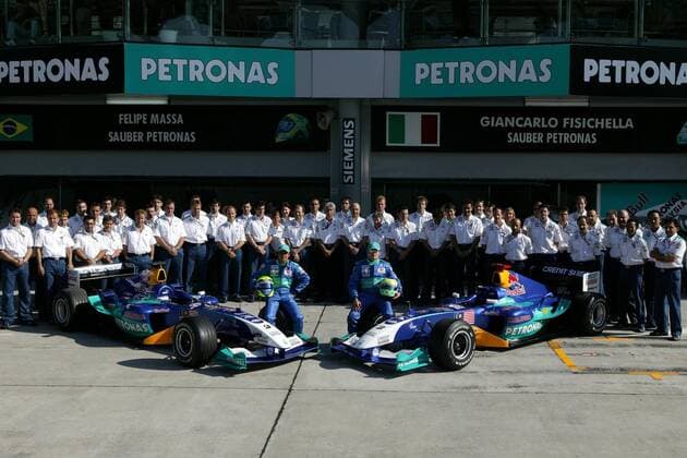 Teamfoto von Sauber-Petronas mit den Fahrern Felipe Massa (Brasilien, li.) und Giancarlo Fisichella (Italien) Motorsport Grand Prix Herren Großer Preis von Malaysia 2004, Formel 1 Weltmeisterschaft, F1, F, GP, WM Totale Sepang Kuala Lumpur