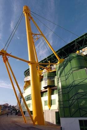 Fußball, Stadiongeschichte Sporting Lissabon Befestigungsmast am Estadio Alvalade XXI - die Heimspielstätte von Sporting Lissabon ist auch Austragungsort der Europameisterschaft 2004 in Portugal Fußball EM Herren Vorschau Europameisterschaft 2004, Superliga 2003 2004, 1. portugiesische Liga, Euro Einzelbild Estadio Alvalade XXI, EURO Lissabon