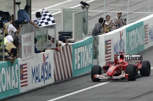 Michael Schumacher (Deutschland Ferrari) jubelt während der Zieleinfahrt für die Fotografen Motorsport Grand Prix Herren Großer Preis von Malaysia 2004, Formel 1 Weltmeisterschaft, F1, F, GP, WM, Vdig Totale Sepang Kuala Lumpur Freude,