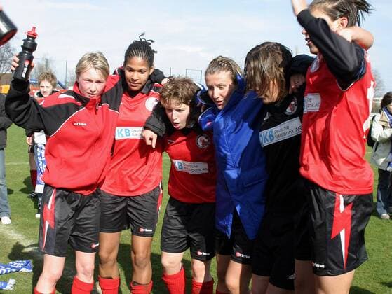 Mannschaftsjubel Potsdam v. li.: Conny Pohlers, Navina Omilade, Petra Wimbersky, Anja Mittag, Torfrau Nadine Angerer und Hingst Fußball 1. BL Damen DFB-Pokal 2003 2004, Pokalspiel, Halbfinale, Frauen, Frauenfußball, Gruppe Pulheim-Brauweiler Freude,