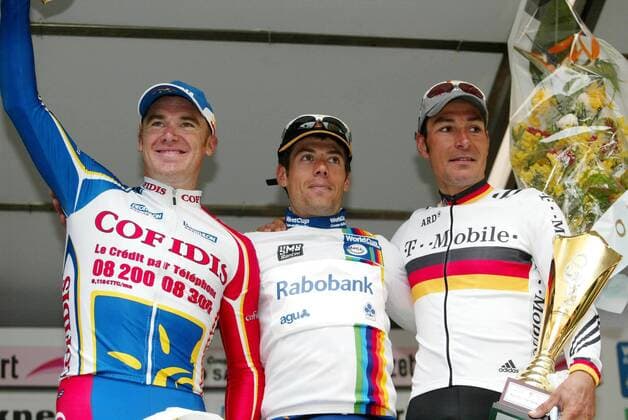 Siegerehrung des 95. Mailand - San Remo: Sieger Oscar Freire (Spanien Rabobank, Mitte) zwischen Erik Zabel (Deutschland T Mobile, re.) und Stuart O Grady (Australien Cofidis) Radsport Herren 95. Mailand - San Remo 2004, Straßenradsport, Straße, Rad, Gruppe San Remo