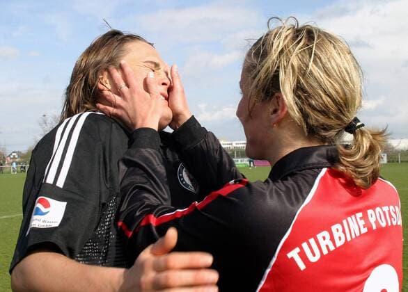 Torfrau Nadine Angerer (li.) wehrt sich gegen das Siegerküßchen von Anja Mittag (beide Potsdam) Fußball 1. BL Damen DFB-Pokal 2003 2004, Pokalspiel, Halbfinale, Frauen, Frauenfußball, Gruppe Pulheim-Brauweiler Begeisterung, Freude,