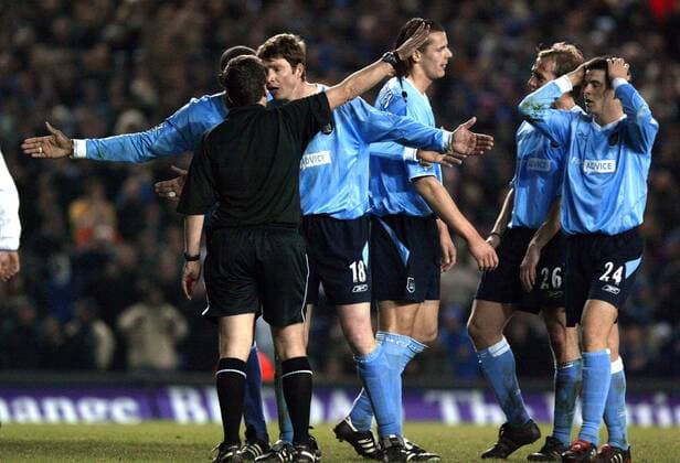 Michael Tarnat (Manchester City, Mitte) beschwert sich bei Schiedsrichter Alan Wiley über den Platzverweis von Daniel van Buyten (Manchester City, 3. v. re.) Fußball Herren English Premier League 2003 2004, 1. Englische Liga, Leeds - Manchester City 2:1 Gruppe Leeds Spannung, Enttäuschung,