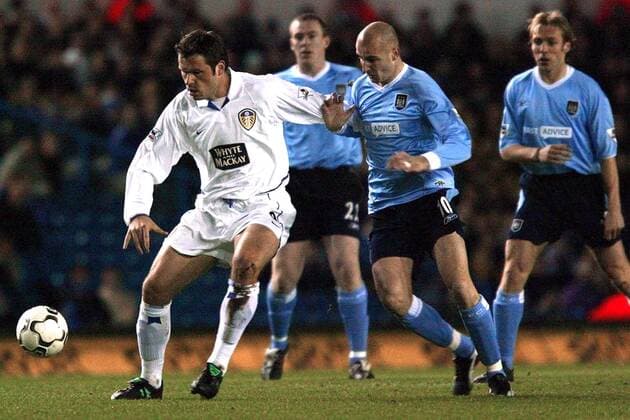 Mark Viduka (Leeds, li.) gegen Antoine Sibierski (Manchester City) Fußball Herren English Premier League 2003 2004, 1. Englische Liga, Leeds United - Manchester City 2:1 Gruppe Leeds Dynamik,