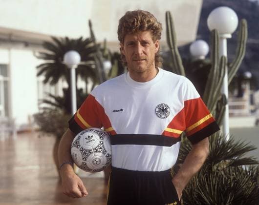 Torwart Harald Schumacher (BR Deutschland) mit dem Adidas Azteca - dem offiziellen Ball der Weltmeisterschaft in Mexiko Fußball WM Herren DEUTSCHSPRACHIGE SPORTZEITSCHRIFTEN UND -ZEITUNGEN NUR NACH RÜCKSPRACHE, Weltmeisterschaft 1986 Einzelbild