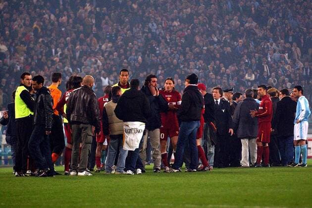 Francesco Totti (Roma, Mitte) im Gespräch mit Vertretern der Hooligan-Szene Fußball Herren Serie A 2003 2004, 1. Italienische Liga, Lazio Rom - AS Rom Totale Rom Spannung,