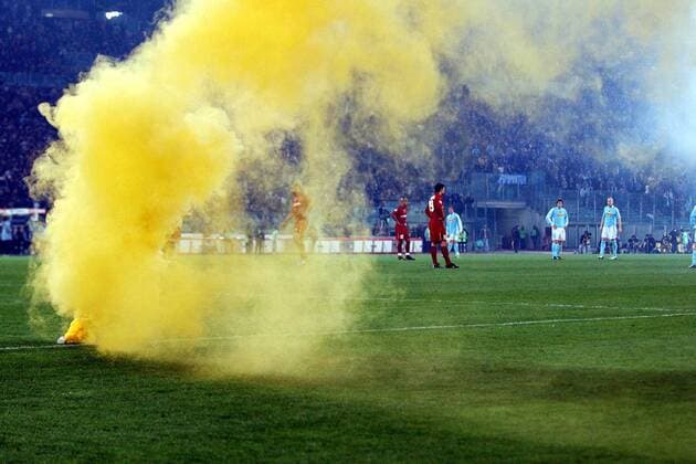 Eine Rauchbombe unterbricht das Derby zwischen Lazio und dem AS Rom Fußball Herren Serie A 2003 2004, 1. Italienische Liga, Lazio Rom - AS Rom, Roma Totale Derby, Lokalderby, Ortsderby, Stadtderby Rom Spannung,
