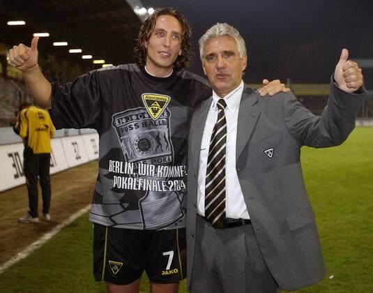 Fußball, Trainerhistorie, Alemannia Aachen Siegtorschütze Ivica Grlic (li.) und Trainer Jörg Berger (beide Aachen) freuen sich über den Finaleinzug Fußball 2. BL Herren DFB Pokal 2003 2004, Pokalspiel, Halbfinale, Alemannia Aachen Gruppe Aachen Freude,