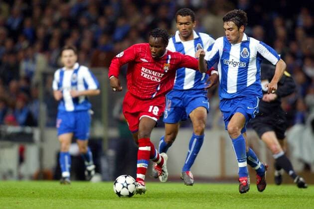 Pegguy Luyindula (Lyon, li.) gegen Paulo Ferreira, dahinter: Jose Bosingwa (Beide FC Porto) Fußball EC 1 Herren Champions League 2003 2004, FC Porto - Olympique Lyonnais 2:0, OL, Vdig Gruppe Porto Dynamik,  