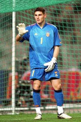 Torwart Iker Casillas (Spanien) gibt Anweisungen - VERÖFFENTLICHUNGSRECHTE NUR FÜR DEUTSCHE MEDIEN Fußball Länderspiel Herren Freundschaftsspiel 2004, Länderspiel, Test, Testspiel, Nationalmannschaft, Nationalteam, Vneg Einzelbild Barcelona