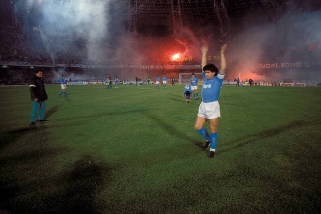 Diego Armando Maradona (Neapel) im ausverkauften Stadio San Paolo Fußball EC 3 Herren DEUTSCHSPRACHIGE SPORTZEITSCHRIFTEN UND -ZEITUNGEN NUR NACH RÜCKSPRACHE, UEFA-Cup 1988 1989 Totale bengalisches Feuer, Bengalfeuer, Qualm Neapel, Napoli