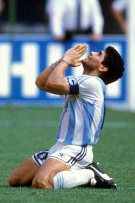 Diego Armando Maradona (Argentinien) mit einem Stoßgebet in Richtung Himmel Fußball WM Herren Weltmeisterschaft 1990, Länderspiel, Nationalmannschaft, Nationalteam, Nationaltrikot, Achtelfinale Einzelbild Turin Verzweiflung