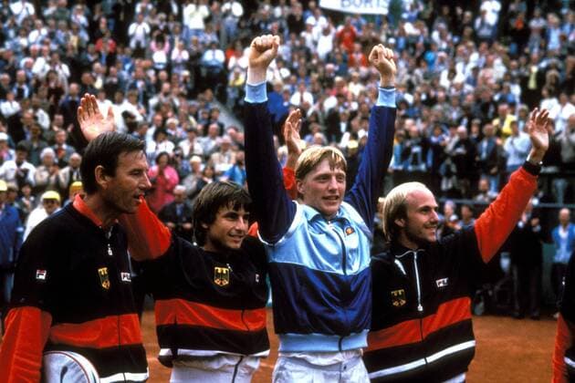 Das deutsche Daviscupteam lässt sich nach seinem 3:2-Sieg feiern - v.li.: Teamchef Niki Pilic, Hans-Jörg Schwaier, Boris Becker und Andreas Maurer Tennis Herren Davis Cup 1985, Daviscup, Daviscupteam, Sand, Sandplatz, Sandplatztennis, Sandplatzturnier, Vdia Gruppe Am Rothenbaum Hamburg Freude,